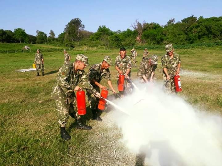 Ejercito_Pyo's tweet photo. En el Ctel Gral del COMINGE se lleva a cabo el Curso de Vigilantes, dirigido a personal que presta servicio en la Institución. Alumnos de dicho curso realizaron prácticas de tiro con pistola y escopeta, además de un taller de uso de extintores para el combate contra incendios. https://t.co/MgRT4IKhZH
