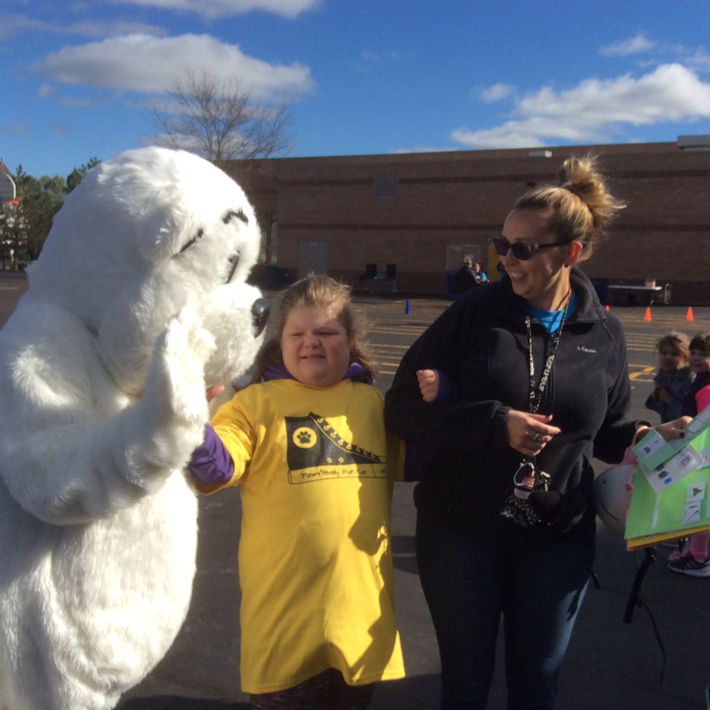 MBiermeierGRS's tweet photo. Fun Run! Thank you Glacier Ridge PTA! We had a great time! @CrystalLakeSD47 @GlacierRidgeD47 #polarbearpride #funrun #PTArocks! https://t.co/9vZI80yPKu