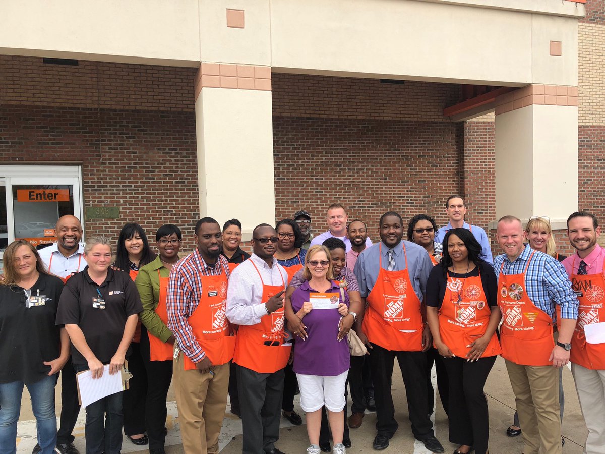 Congrats to Kathy D90/729.  Top notch cashier that does a phenomenal job driving customer engagement on the front end. One of our credit card heroes! Great job across the board celebrating her exec award.