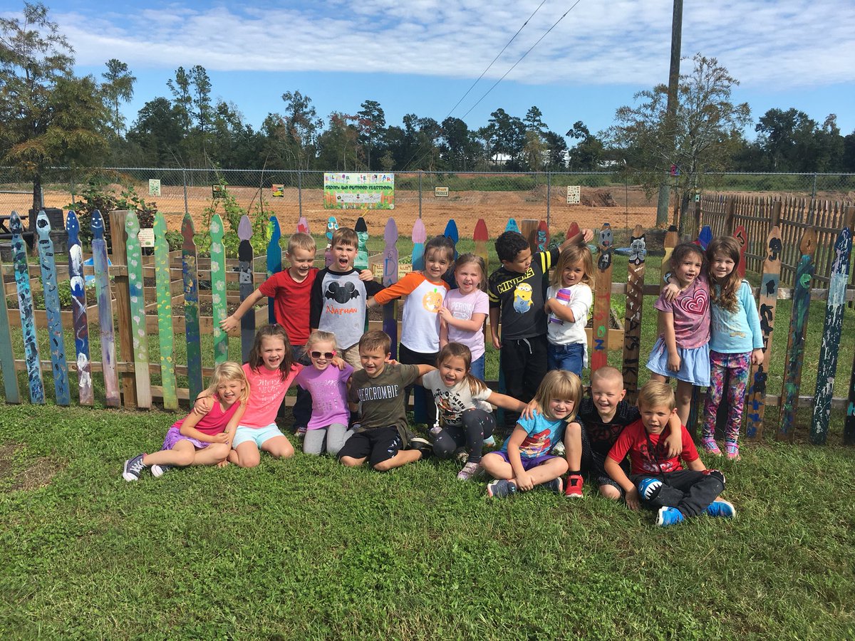 KrollTorie's tweet photo. Kinder students loved getting to visit the Ellisor garden today to plant vegetables! @ellisorbulldogs https://t.co/eOWys82i7q