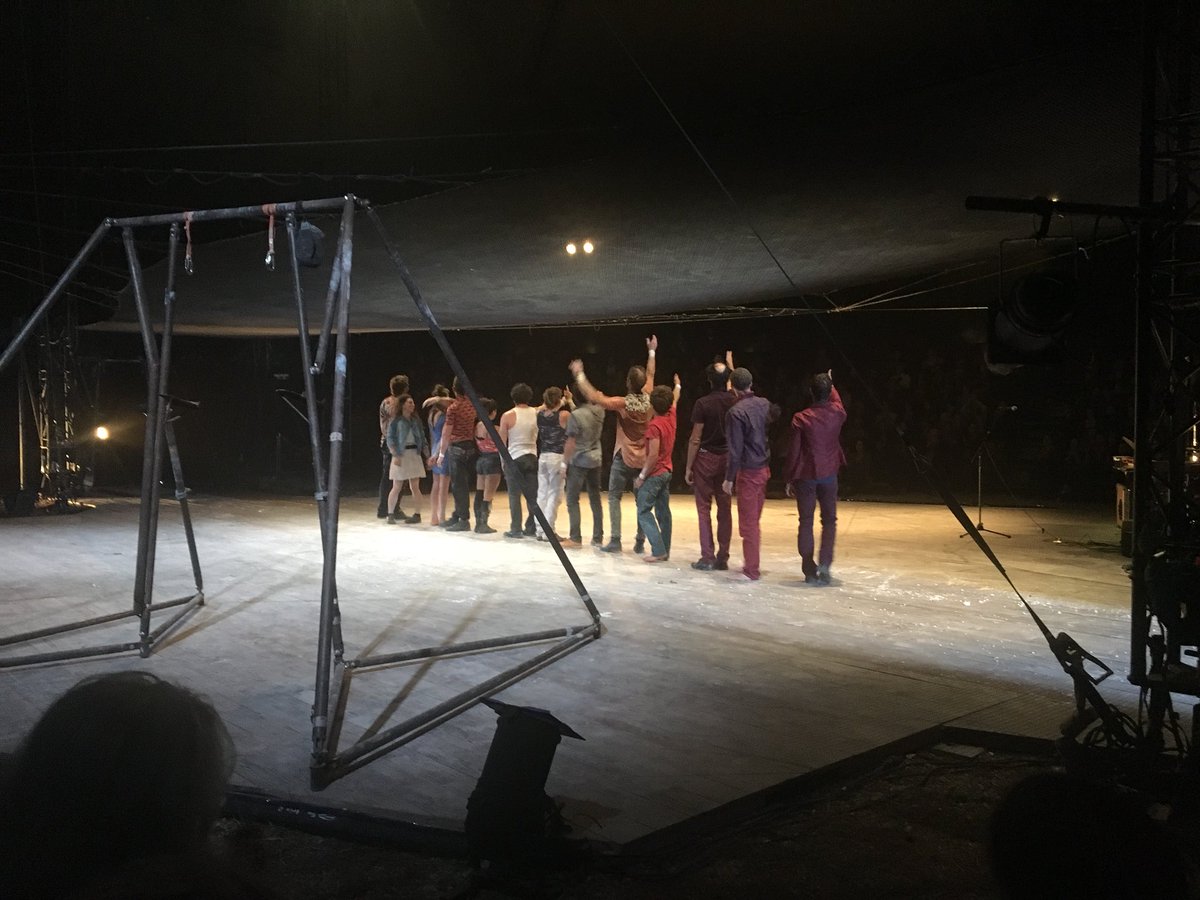 Fredhoc's tweet photo. Magnifiques Acrobaties au sol et au trapèze. Bravo à la compagnie de l’Eolienne qui a illuminée le village de cirque de #2r2c ce soir. #cirque https://t.co/5zaos8iibJ