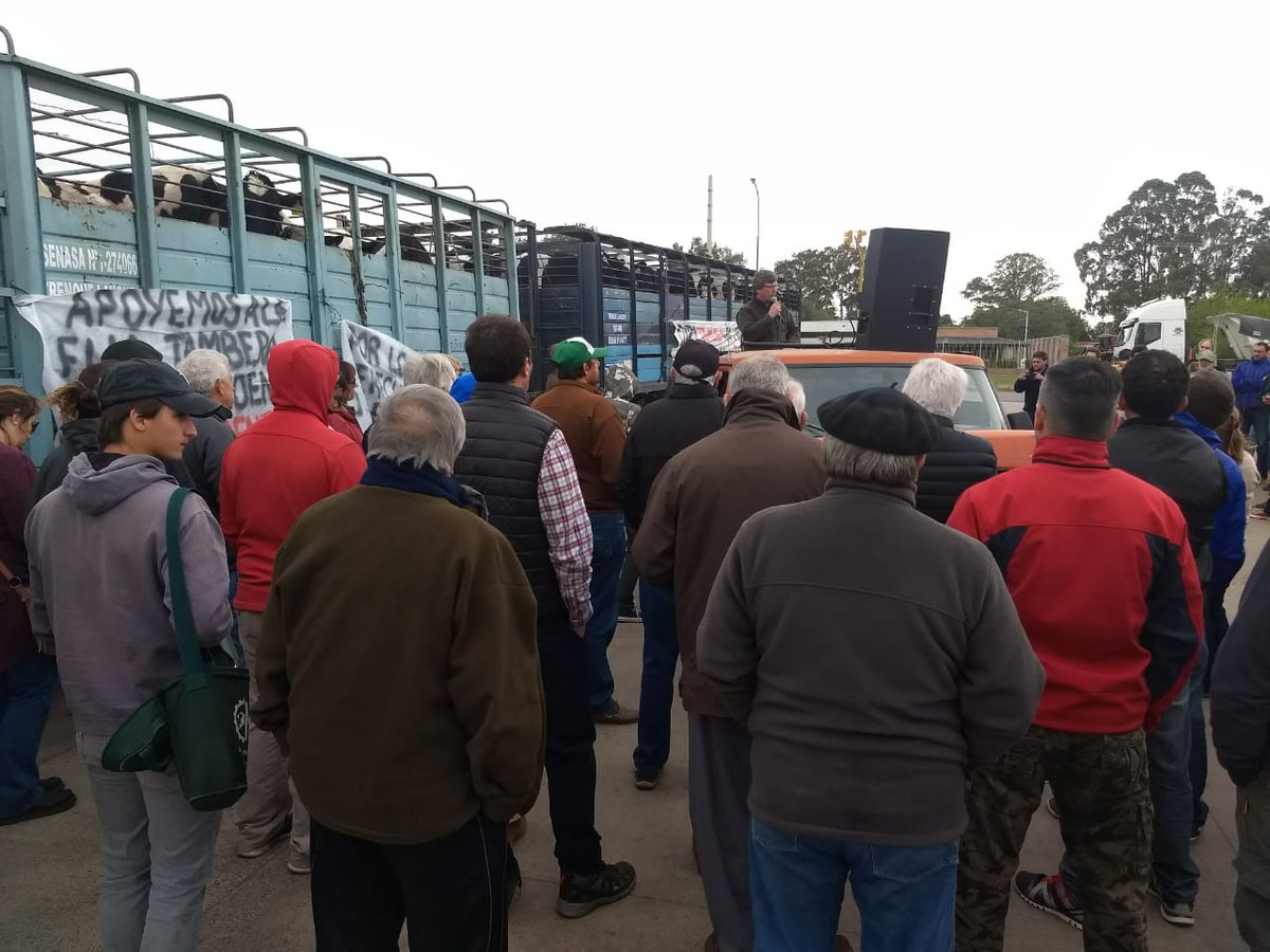 sosagro1's tweet photo. Apoyando a uno de los sectores mas castigados del agro. #ProtestaLechera https://t.co/6Cr9vfOD8a