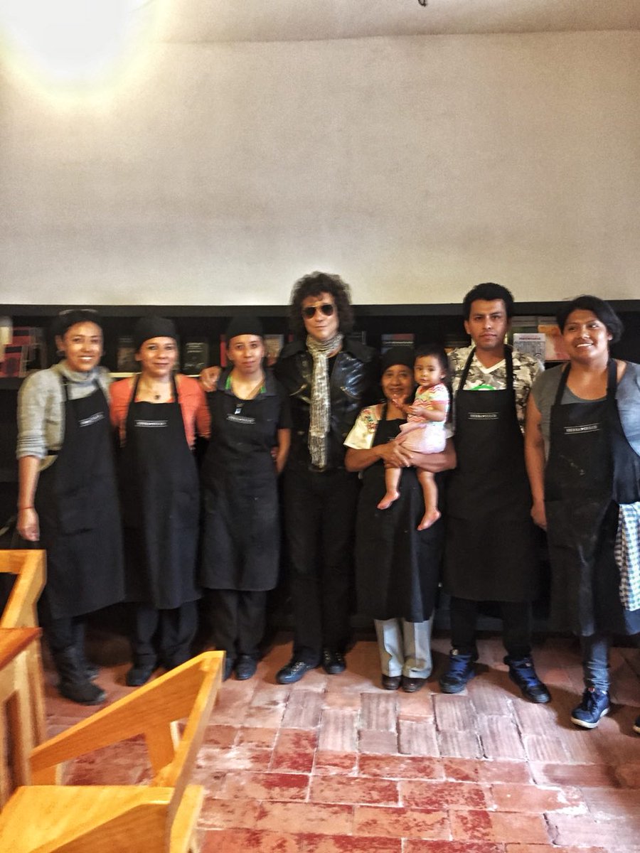 Fue un placer recibir el día de hoy a <a href="/bunburyoficial/">Enrique Bunbury</a> a su familia y a sus fans. Disfruten el concierto de esta noche 🤘#ExTour17_19 #Bunbury #Oaxaca