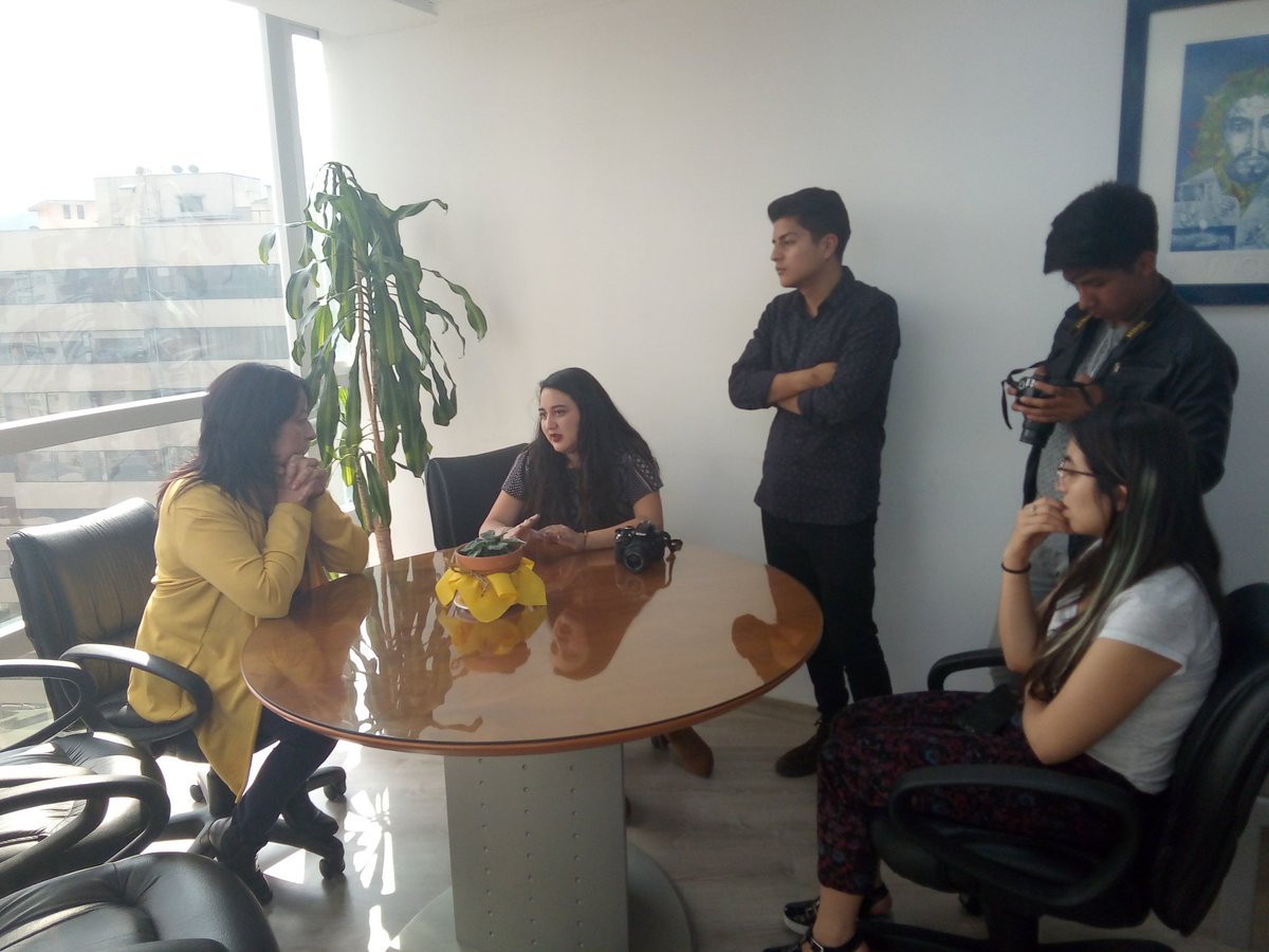 RosaMireyaEC's tweet photo. Que grato compartir una entrevista diferente, con estudiantes de comunicación social de la #UniversidadCentralDeEcuador.
Es reconfortante que jóvenes recuperen la figura de Arturo Jarrin, fundador de #AlfaroViveCarajo. https://t.co/tfocr97fDX
