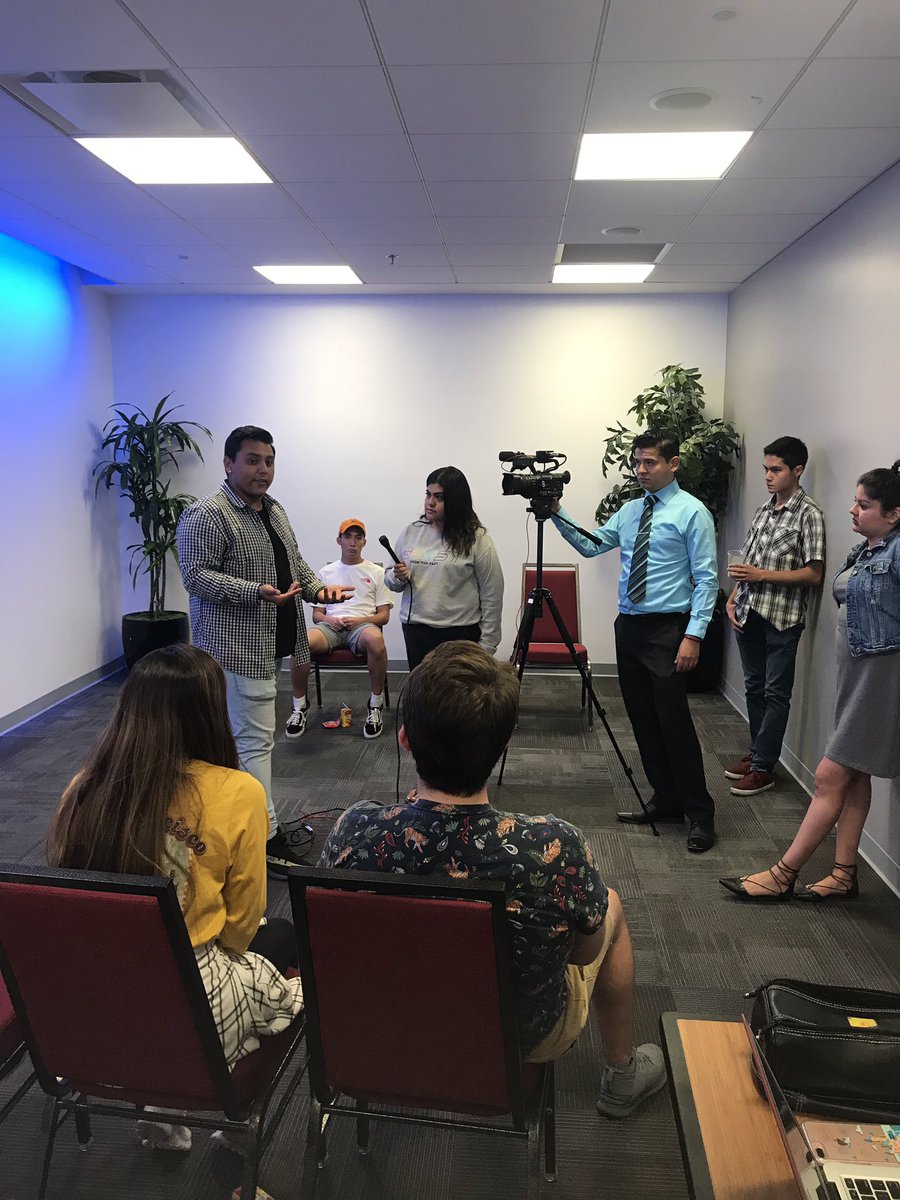 CSUNRTDNA's tweet photo. Our members had some on camera experience last night. It can be nerve wrecking at times, but ya’ll did it!😁 Good job to everyone who came out and gave it a try!🎥👏🏽 #standupworkshop #broadcast #journalism #CSUN #RTDNA #studentsuccess https://t.co/mEXekuwAXq