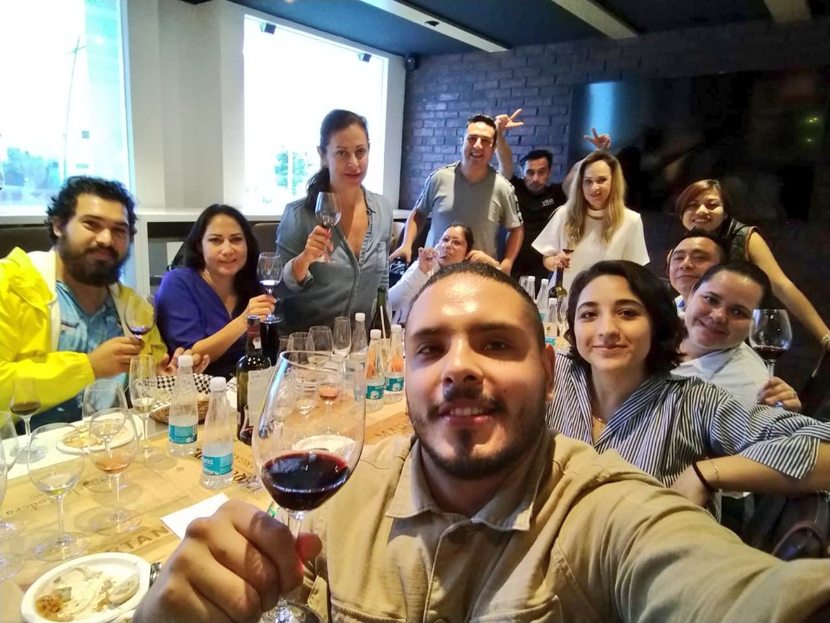 ASM_Peninsula's tweet photo. Apasionante tema y excelente sesión con @ginasommelier ! Felices siempre de recibirte  y aprender contigo en el #DiplomadoEnVino #ASMCancun @Castellana_Cun #sommelier #Cancun https://t.co/T76dU0XHoG
