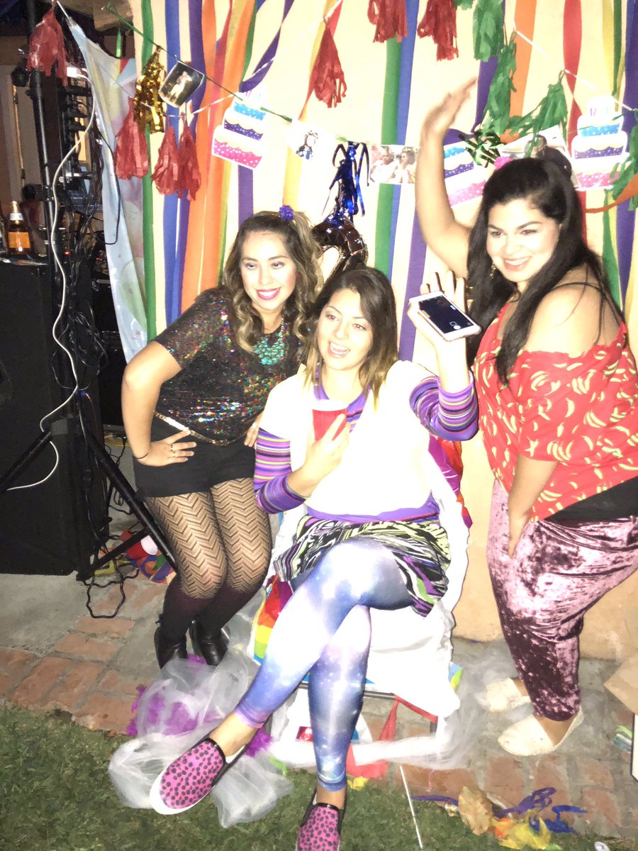 lilmonsterBArea's tweet photo. @AdrianUribe me hicieron fiesta de nacos de sorpresa😂🎉😂 https://t.co/yKHVLpFKPc