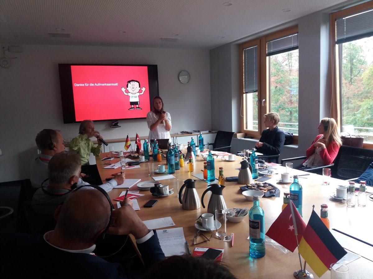 Olimpik Sporlar Konfederasyonu Almanya'da sporun patronu olan kurulus.27 milyon uyesi var.Yani toplumun 1/3 'u bu kurulusa kayitli olarak lisansli sporcu. Sadece tenis lisansli sporcu sayisi 1,4 milyon.