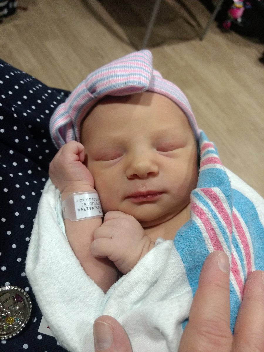 AaronHaselwood's tweet photo. Elliana Rose made her way into the world last night at 11:35 pm. She is everything @leahhaselwood and I prayed for and more! #LittleYellowjacket #JacketNation https://t.co/YquxSQfkWX