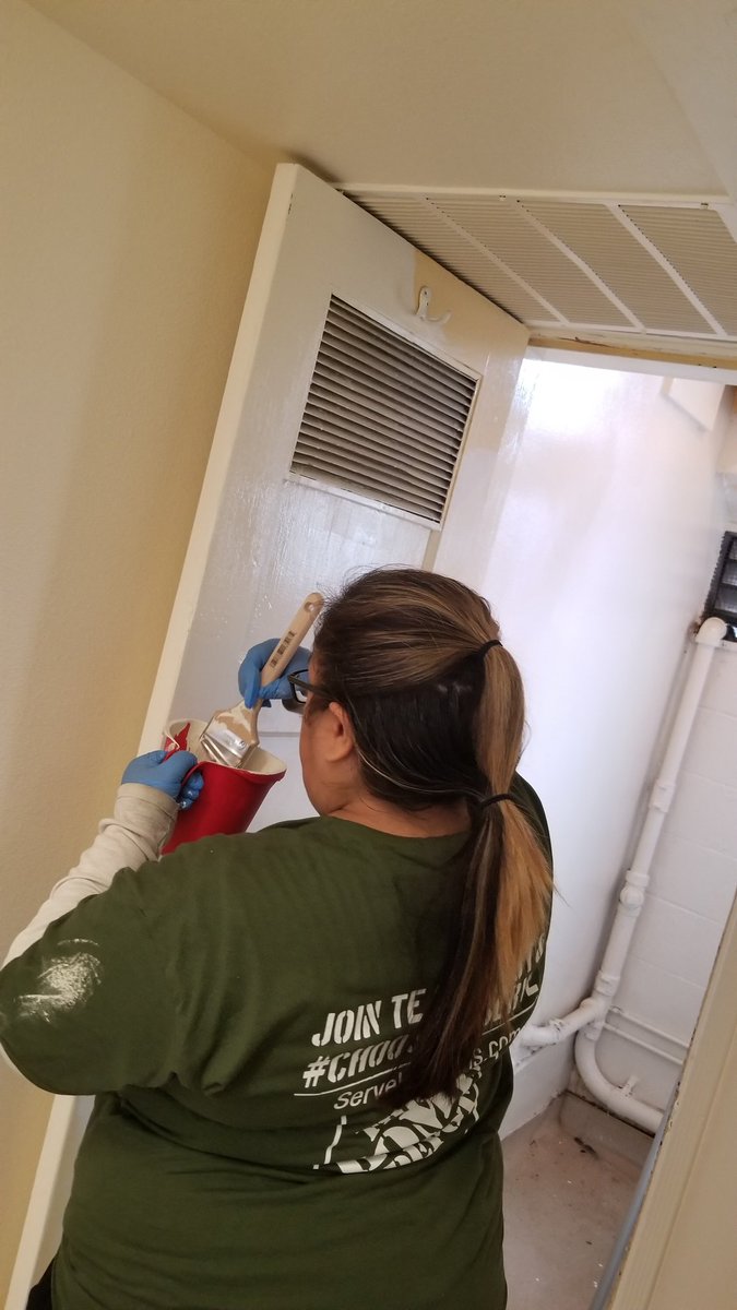 Lorena6712's tweet photo. Best way to show we care is by Helping our Community 🧡 Team Depot D224 @RianSM1040 @Jesusramirez698 @Crystal_hd28 @MarcyTHD https://t.co/HuM92RlWrh