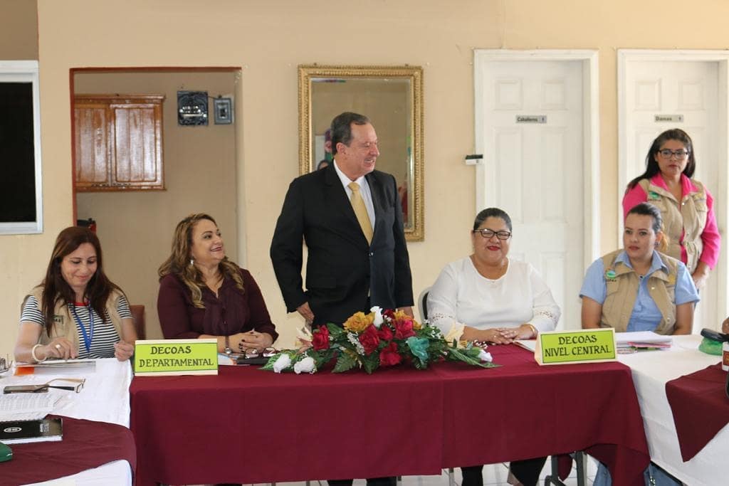 Seduc_HN's tweet photo. El Departamento de #DECOAS el día de hoy jueves 11 de octubre, 2018, imparte a los #CODEAS Distritales del Departamento de Fco. Morazán y los Técnico Pedagogicos del Centro Regional de la Zona Centro, Sur Oriente el Taller Metodológico "Retorno a la Alegría y Escuela Portátil". https://t.co/yO3slGzK7O