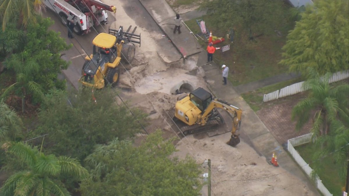 #BREAKING Sinkhole opens on Fort Lauderdale road, swallowing heavy piece of machinery bit.ly/2ydsVc2?utm_so… https://t.co/re5DMAYiL5