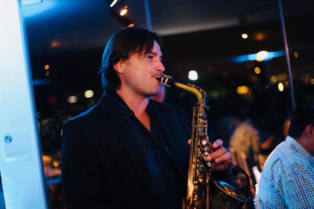 leoparyna's tweet photo. Dejando que la noche nos enamore
.
.
.
#sax #wedding #saxtime #saxophone #livemusic #saxlive #selmer #sennheiser #dj #livesessions #show #envivo #saxofonista #party https://t.co/VReo9TaSrZ