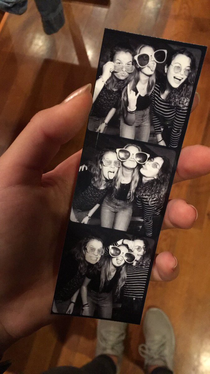 SelinaHuber2's tweet photo. Abschlussabiiiig 🍻📸 https://t.co/XDvYiNjz0G