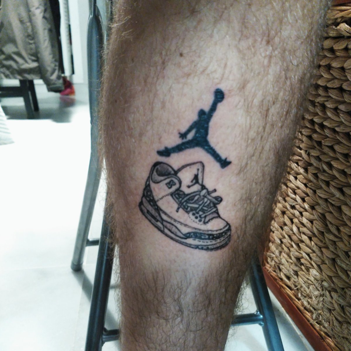 shit_designs's tweet photo. Nuevo AutoTattoo.
No os imagináis que es tatatuarte a ti mismo...
Tatuar, tensar, pisar pedal, aguantar, postura de mano tatuando y de pierna tatuada a la vez, ... Un gustazo !!!!
#Jordans3 https://t.co/kfBikocmxR