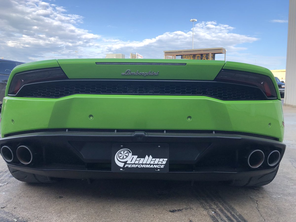 This @Lamborghini Huracan built by Dallas Performance stopped by to show us a wolf in sheep’s clothing! Sporting 2000+HP and twin turbos, it’s one helluva ride and it comes in Green 😍. What do you think of this Lambo?
#dallasperformance #gasmonkeygarage #Lamborghini
