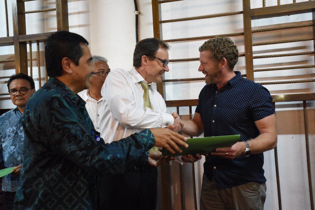 UKinIndonesia's tweet photo. Last night, #NERC &amp; #Kemristekdikti through #NewtonFund announced 5 research projects focussed on the #Wallacea region to receive funding. This initiative aims to help better understand the biodiversity of Wallacea region &amp; improve the management of its ecosystem. https://t.co/fkrXMZQhkf
