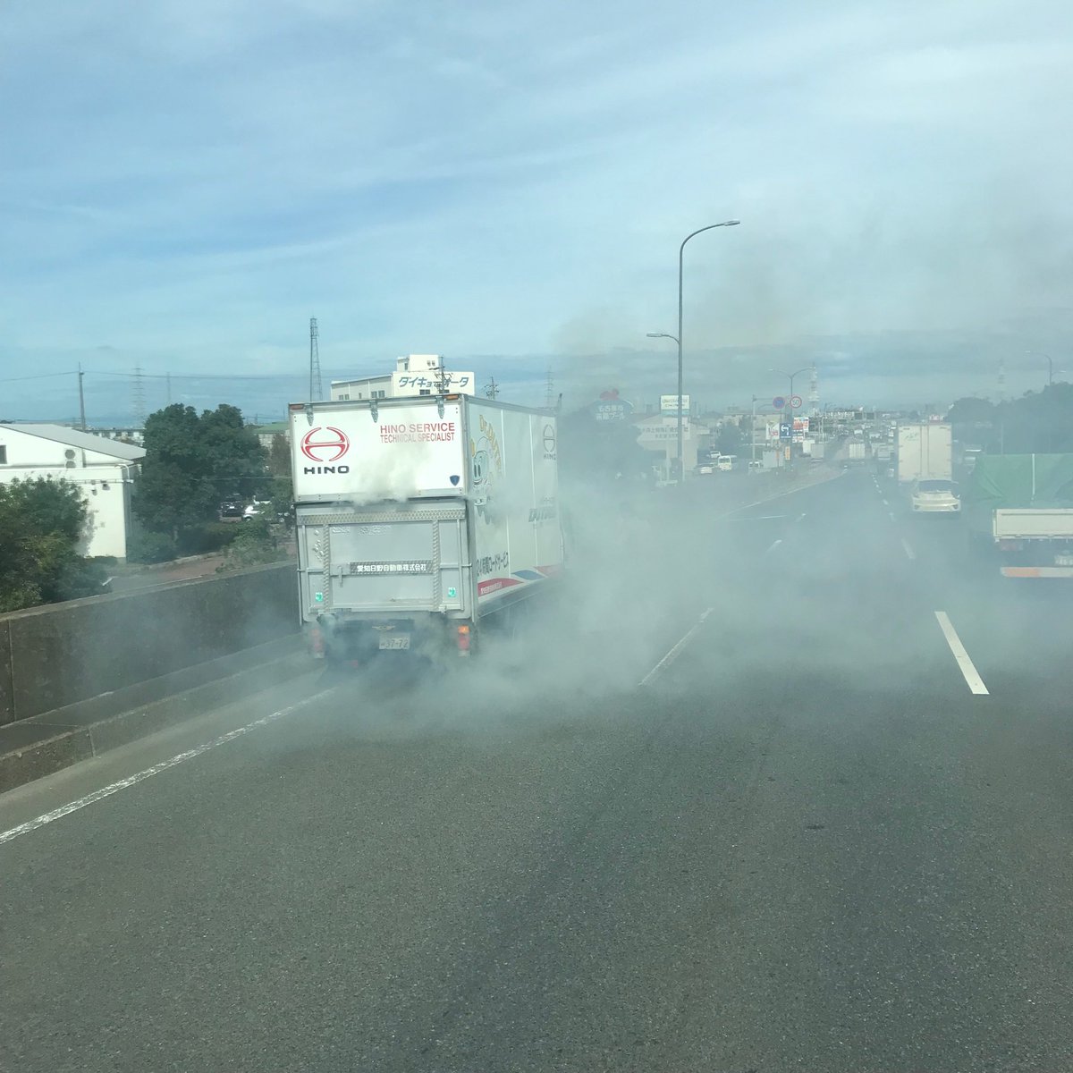 下町の昔は美少年 A Twitter 埼玉川口 名古屋市緑区 ｒ23号 名四国道上り線 日野自動車のサービスかーから 出火です 気をつけて 交通情報 車両火災 日野自動車