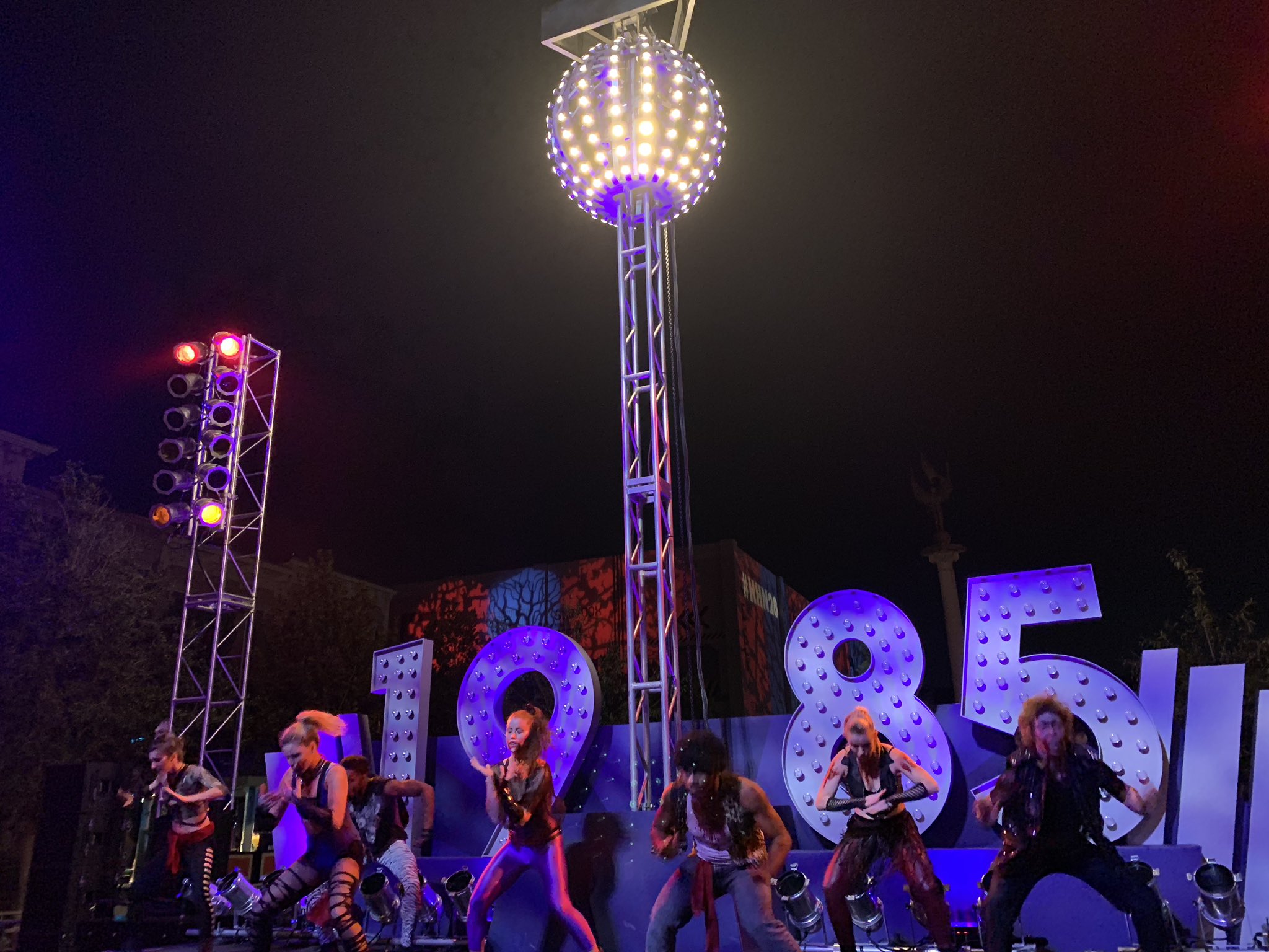 themeparkreview-on-twitter-tonight-i-m-in-times-square-orlando