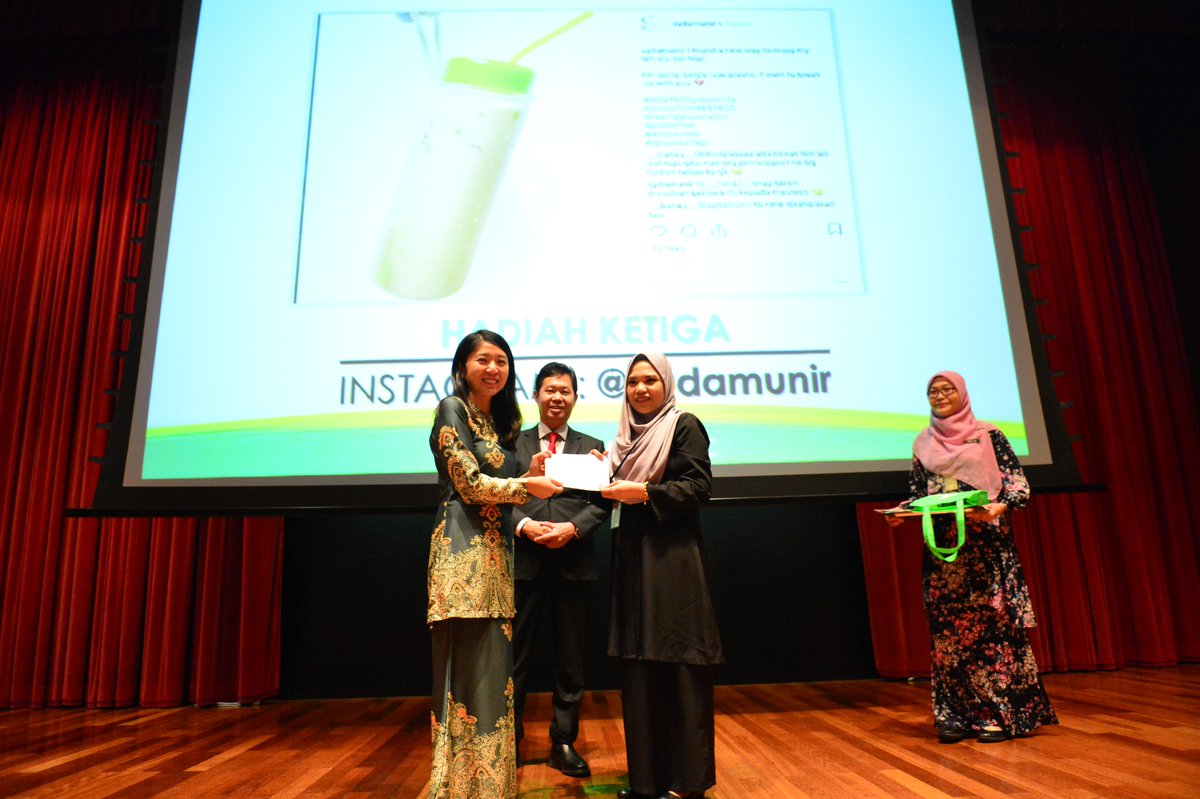 officialmosti's tweet photo. YB @yeobeeyin menyampaikan hadiah kepada jabatan/agensi dan warga MESTECC yang menyahut cabaran ' 'Lets Break-Up with Single Use Plastic'
.
.
#mestecc
#plasticfreeMESTECC
#MESTECCputuscinta https://t.co/eiL5ggSgh6