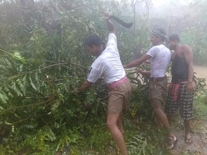 irakeshbose's tweet photo. দেশের আপদে বিপদে সব সময় @RSSorg কার্যকর্তারা এগিয়ে থাকে সেটা #Kargil যুদ্ধ হোক বা #Kerala বন্যা কিনবা #Orissa র #TitliCyclone সব সময় @RSSorg রাষ্ট্রহিতে মা ভারতীর সেবা করে ।
তার পরেও কারা যেন বলে @RSSorg নাকি হিন্দু জঙ্গি সংগঠন !
#IAmWithRSS https://t.co/dqGxZU9QnW