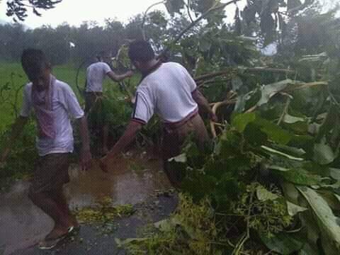 irakeshbose's tweet photo. দেশের আপদে বিপদে সব সময় @RSSorg কার্যকর্তারা এগিয়ে থাকে সেটা #Kargil যুদ্ধ হোক বা #Kerala বন্যা কিনবা #Orissa র #TitliCyclone সব সময় @RSSorg রাষ্ট্রহিতে মা ভারতীর সেবা করে ।
তার পরেও কারা যেন বলে @RSSorg নাকি হিন্দু জঙ্গি সংগঠন !
#IAmWithRSS https://t.co/dqGxZU9QnW