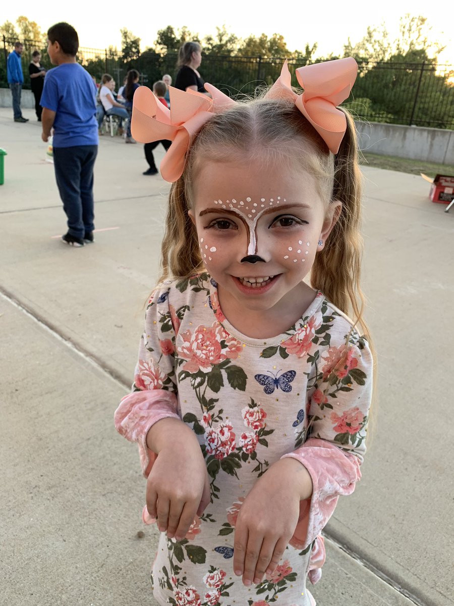 ds2ledavis's tweet photo. Face painting or a shave @KingElemKnights Fall Festival. #kingrocks https://t.co/M5ZsfKLxYD