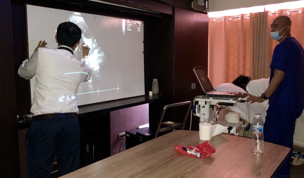 doc_jdam's tweet photo. Was tasked to give a tour of our echo lab for medical students. Decided to do real-time scanning demo with one of the students as a “patient.” The “ooohs” and “aahhhs” that I elicited from this young crowd — priceless.
#PowerBoarding 2.0
#MuMoT (MultiModality Teaching) https://t.co/Wxd0bgoLUm