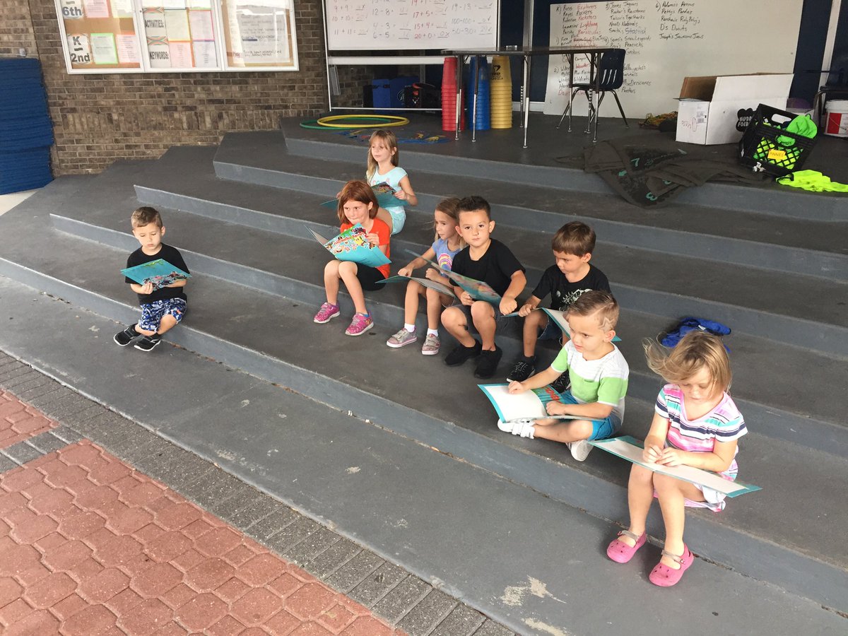 AtlantisRockets's tweet photo. K students using their @Nickelodeon folders to be detectives with Coach! https://t.co/JeuUdeoSMC