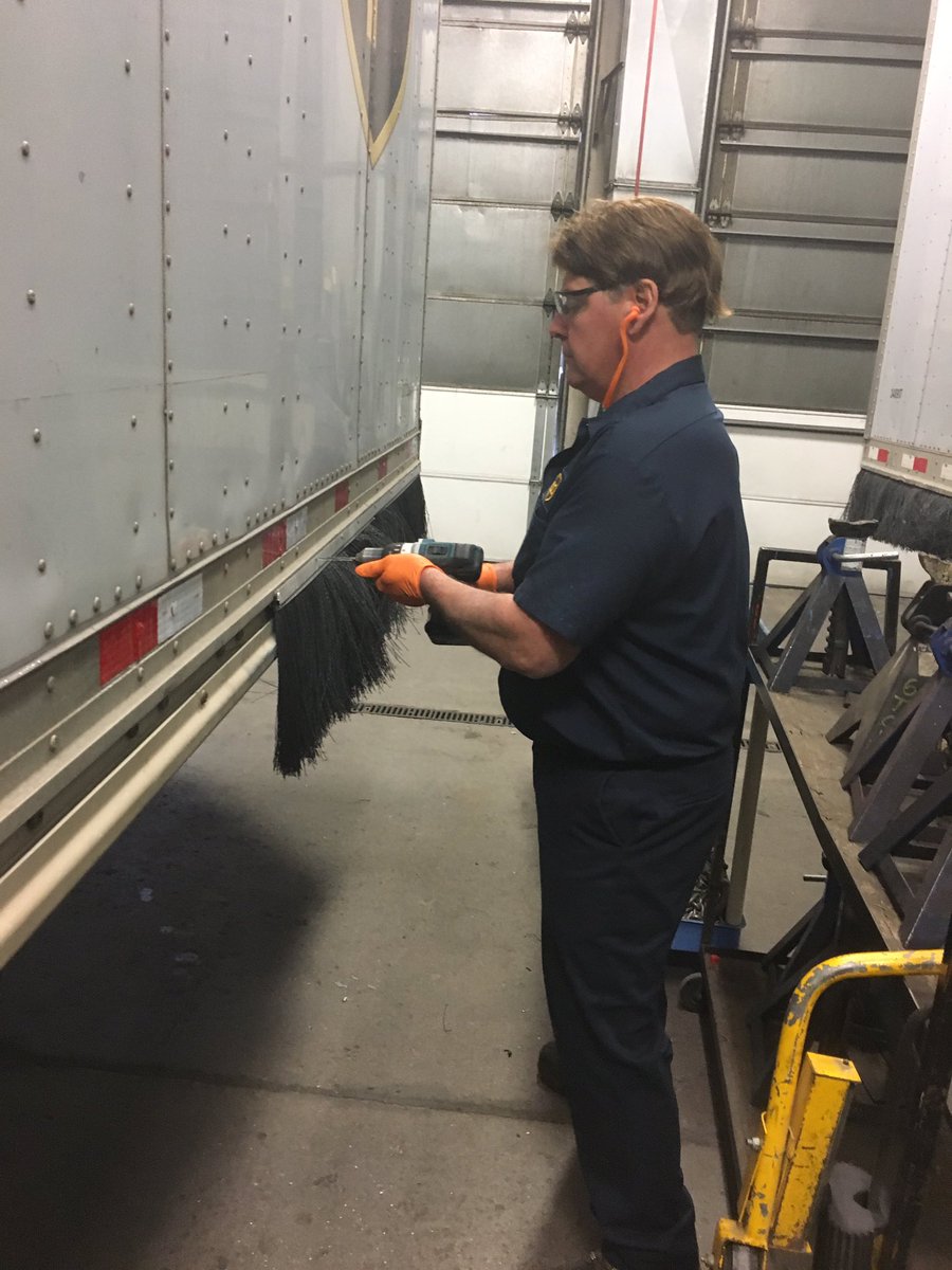 Tony Moscardino #caughtSafely in the act of working safe to protect is eyes and ears while using power tools. Outstanding!! <a href="/DarrenMooreDM/">Darren Moore</a> <a href="/kennethcherry26/">Kenneth</a> <a href="/MikeBackus4/">Mike Backus</a> @DesertMTUPSers #AutomotiveDM