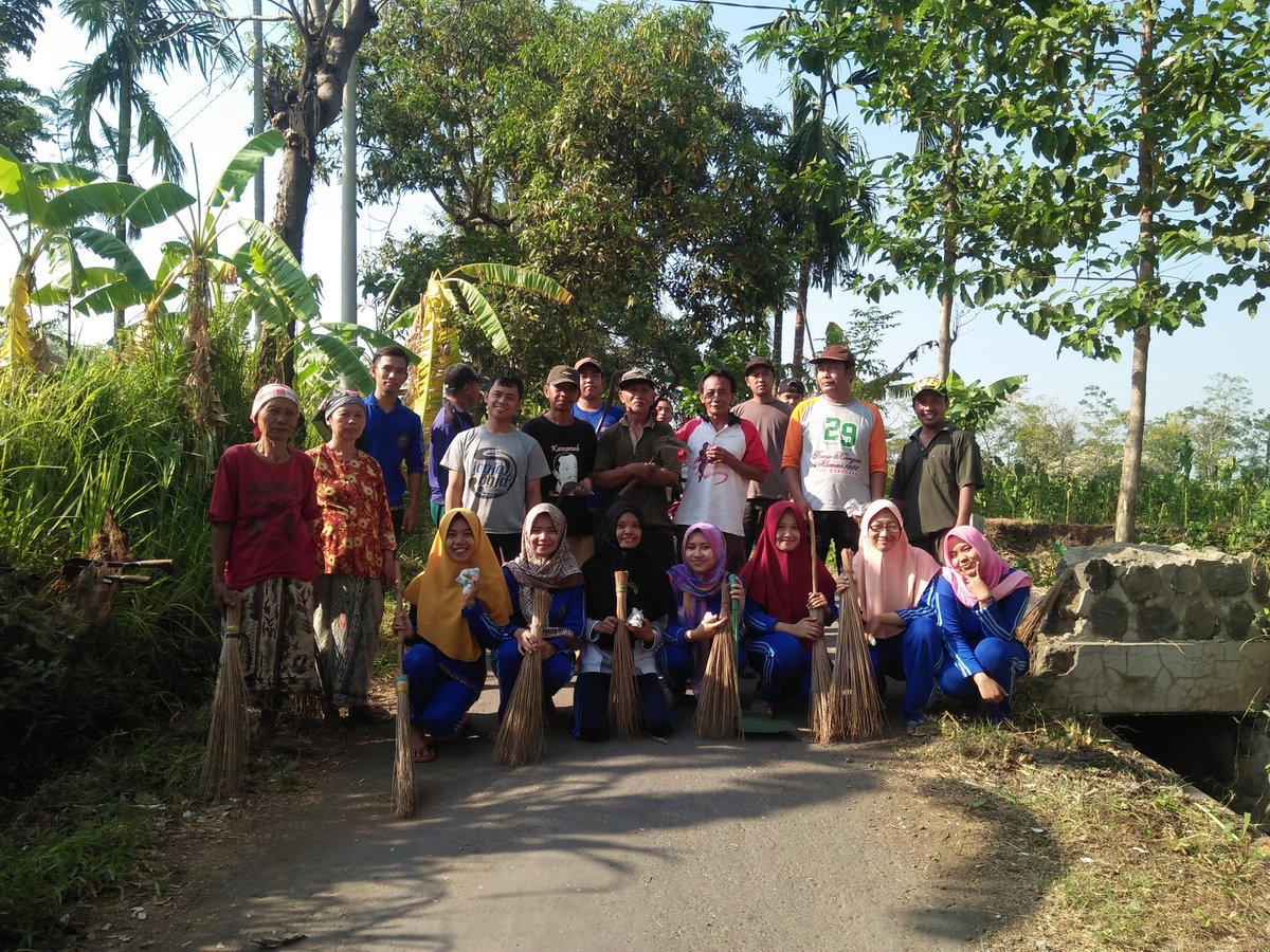 SaifulHaqAka's tweet photo. Kerja bakti bersama KKN STIKES HAFSAWATY GENGGONG
Ssmangat bersih bersih desa

@jokowi https://t.co/F6iliTXkTp