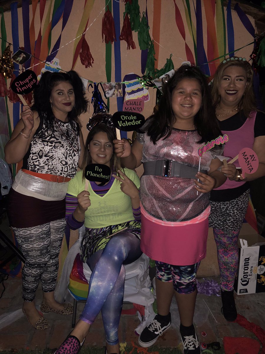 lilmonsterBArea's tweet photo. Mi fiesta sorpresa de nacos con El Vítor @AdrianUribe, la Nacaranda @ConsueloDuval, Albertano @AlbertanoNSM, y Doña Lucha @MaraEscalante3 🎉🙌🏼😂 https://t.co/QnVpQBGPjm
