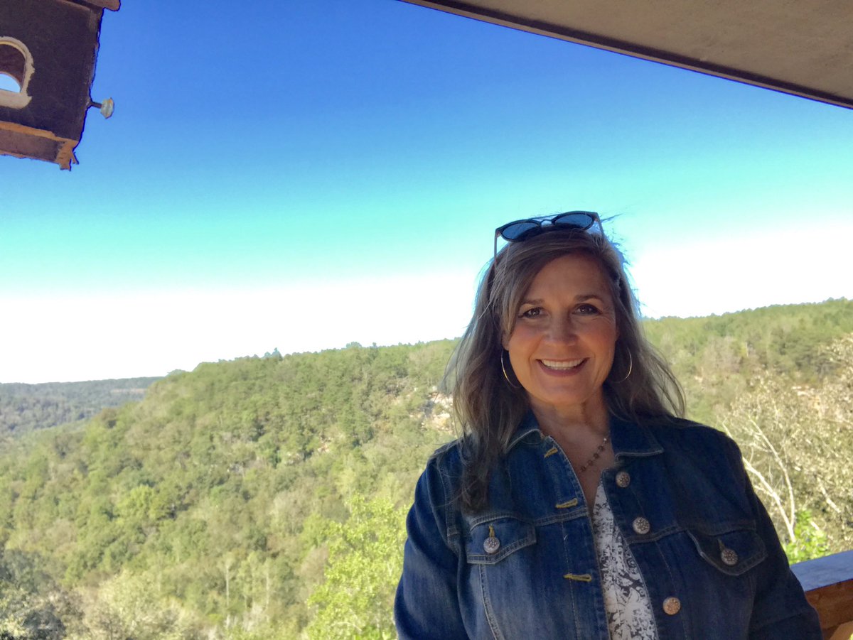 restorationlog1's tweet photo. One last look at the “summer wardrobe” for Burns Bluff at High Falls.  Autumn colors are the new look for Fall!! Today is the first day there has been a little chill in the air and I broke out my denim jacket 😍 I LOVE FALL!!!!
#burnsbluffathighfalls 
#restorationlogcabinrentals https://t.co/O9NjVkqgEj