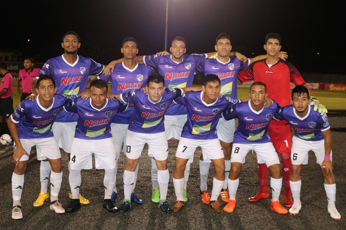 SDAVeraguense's tweet photo. 20' Estamos 0 a 0, en un partido un poco perjudicado por la lluvia.

#Veraguas #Panama https://t.co/PBnJjsl4Hv