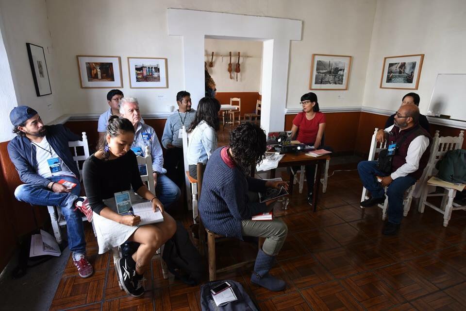 mirar_distinto's tweet photo. ‼️En el Mirar Distinto, Gladys Serrano dio el taller de Tengo Algo que Decir, sobre cómo elaborar Fanzines. 📰 #QueremosMirarContigo https://t.co/gwGzgzB9Cf
