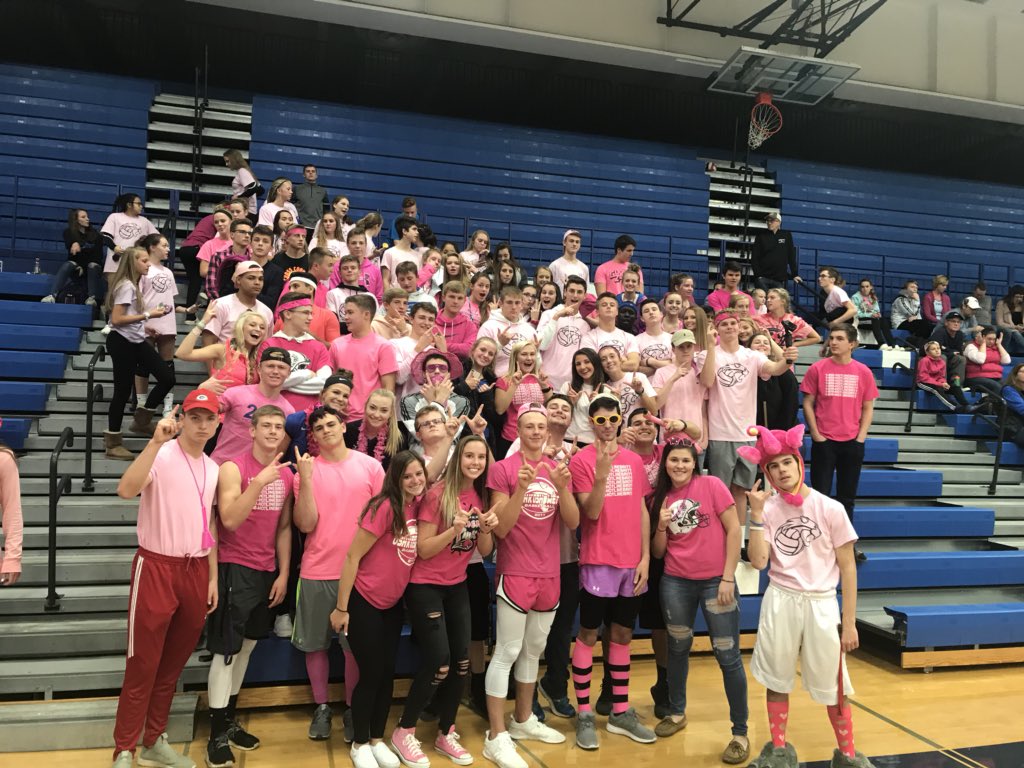 andreaf01966548's tweet photo. Pink out night at OWHS @OWHSfans https://t.co/VzwrpxWoz8