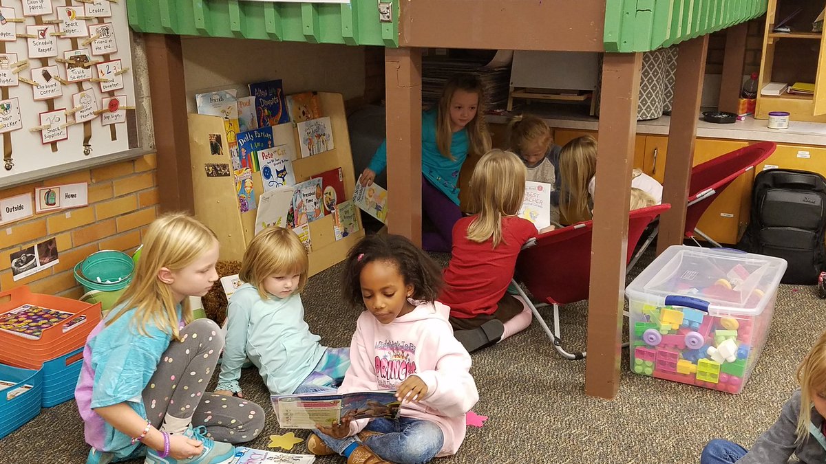 LisaSchreur's tweet photo. 2nd graders enjoy meeting and reading to their new preschool buddy.  #sandyviewkidssoar https://t.co/NKEvoCeMbl