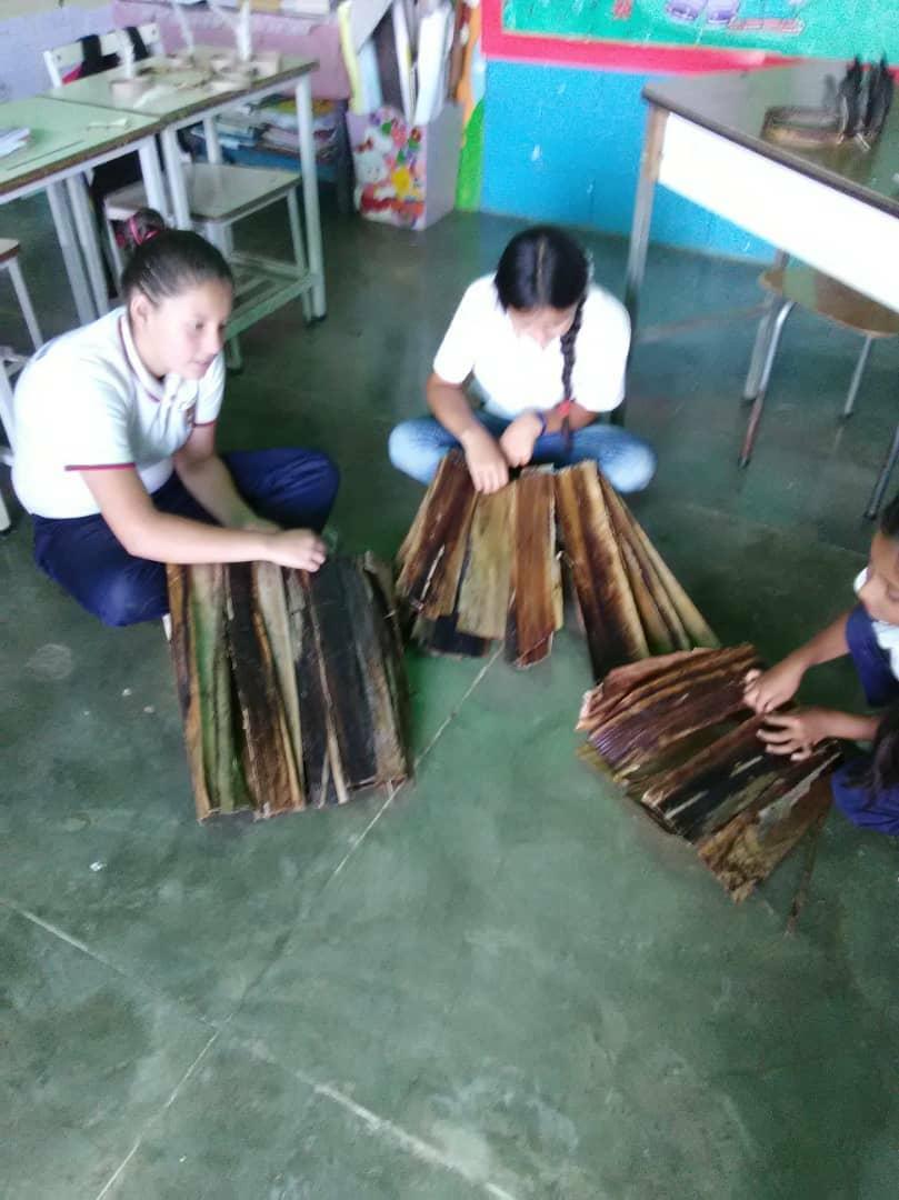 #Venezuela Grupo de Creación, Recreación y Producción "El Cañaveral".  Elaboración de trajes indígenas en gancho de Cambur... NER 489 #URIBANTE #Táchira <a href="/NicolasMaduro/">Nicolás Maduro</a> @psuvaristobulo <a href="/charlychaves/">Charly Rojas Chaves</a> <a href="/supervisionZET1/">SupervisionZET</a> <a href="/ORLANDOG70/">ORL@NDO G@RCI@</a> #PreciosAcordadosEnMedicamentos