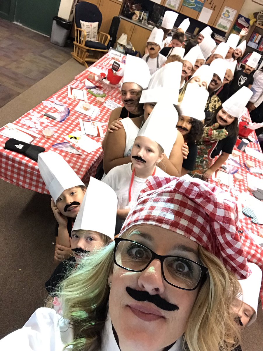 MrsCox5thgrade's tweet photo. Le Cox Cafe today (insert French accent ) “Frosting Sentence Menus” https://t.co/pcKkOL6Plt