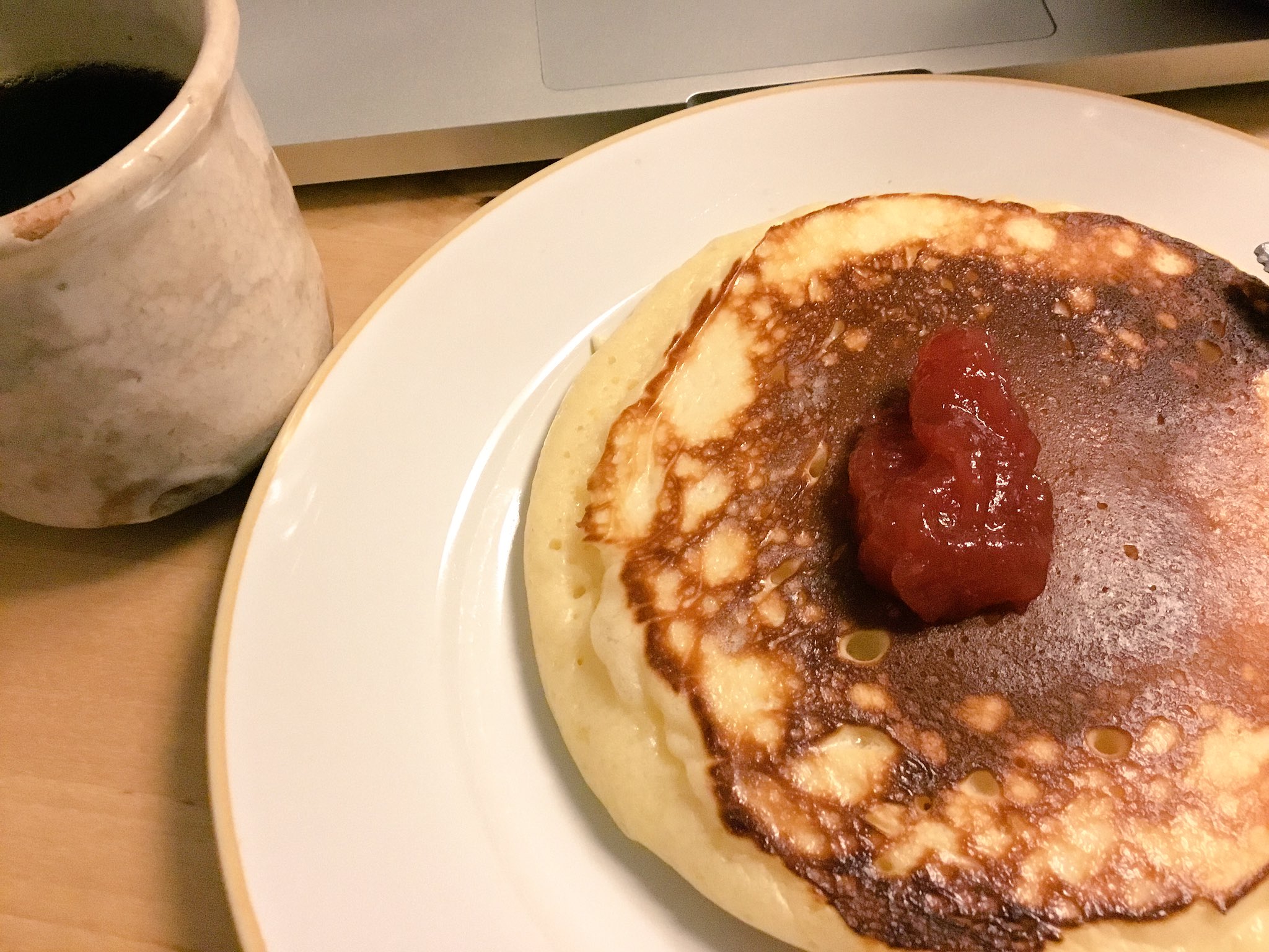 高橋結子 Yukotakahashi こないだ札幌で買ったよつ葉のバターミルクパンケーキミックスで作ったホットケーキに 9月に知床ウナベツのメーメーベーカリーでお土産にもらったリンゴジャムをのせて なんだこれはーー 美味すぎる 幸せの塊だ 珈琲は札幌