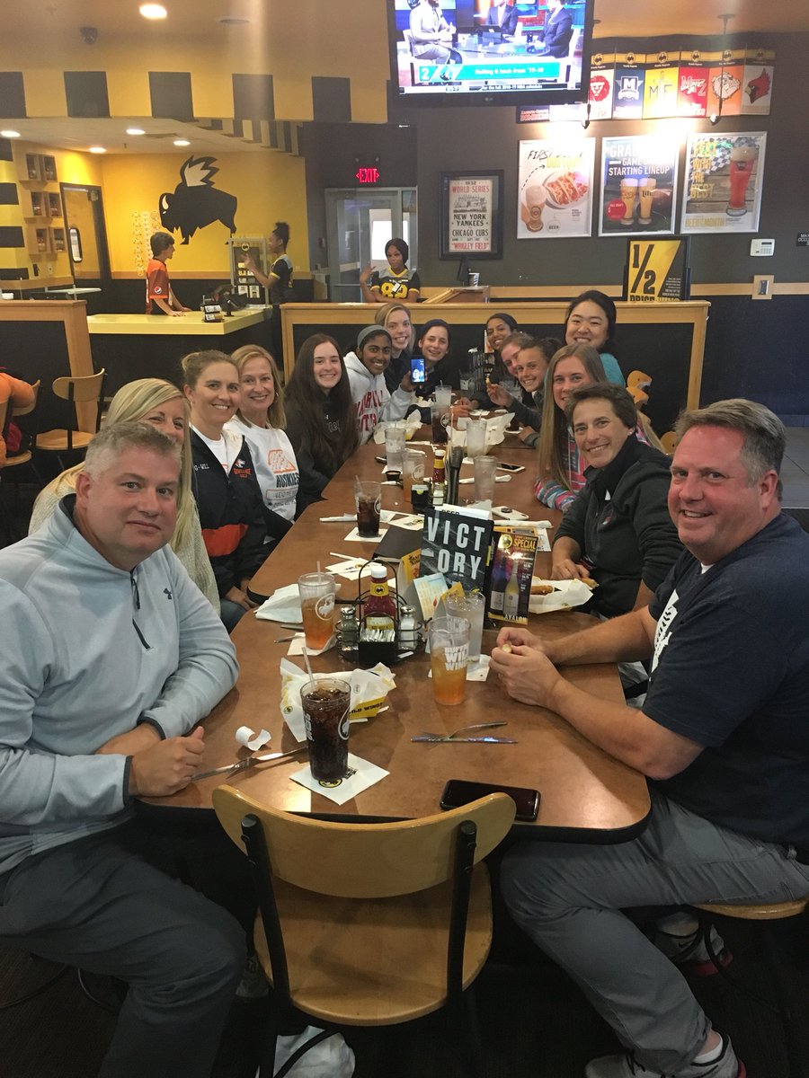 nnhsggolf's tweet photo. Practice round at the STATE course and keeping with tradition - Buffalo Wild Wings with @NCHSGirlsGolf   and @NeuquaGolf. #napervillerules #gettingreadyforstate https://t.co/p9GRn9nJW8