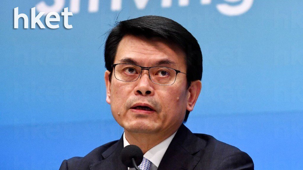 EconomicTimesHK's tweet photo. 中美貿易摩擦導致香港貿易、出口及經濟有所影響。商務及經濟局局長邱騰華預計，有關影響佔本地生產總值約0.4%內，至於貿易戰所牽動的整體金融及經濟影響，就難以用量化方式評估。

全文: https://t.co/flL4M1j25V

#中美貿易戰 #中美貿易 #新聞 #經濟日報 https://t.co/AZF3WY3PiN