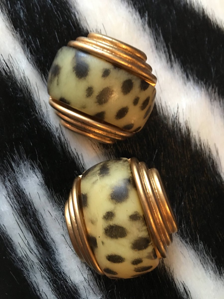 marta_michaud's tweet photo. my #etsy shop: #Chunky #80sDeco #BigBling Matte Goldtone and #Cheetah #Leopard Resin Lucite #Sassy Clip On #wildCat #jungle #DecoEarrings #vintagejewelry #earrings #animals #artdecojewelry #mysoulrepair #curatedvinatge by #martamichaud https://t.co/FsigUhlClV
#vintageearrings https://t.co/dQIrpF8oCa