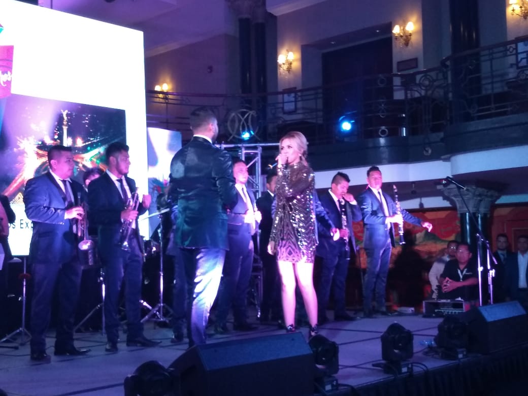 SAPSGrupero's tweet photo. Banda BG @bandabg2014 tuvo un buen recibimiento en la cena de gala de Expo Compositores 2018 @expocompositor. 👏💯 Angela Vero @angelavero_ también compartió escenario con ellos🎤🎼 https://t.co/WgEpya0T5j