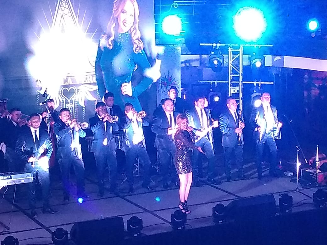 SAPSGrupero's tweet photo. Banda BG @bandabg2014 tuvo un buen recibimiento en la cena de gala de Expo Compositores 2018 @expocompositor. 👏💯 Angela Vero @angelavero_ también compartió escenario con ellos🎤🎼 https://t.co/WgEpya0T5j