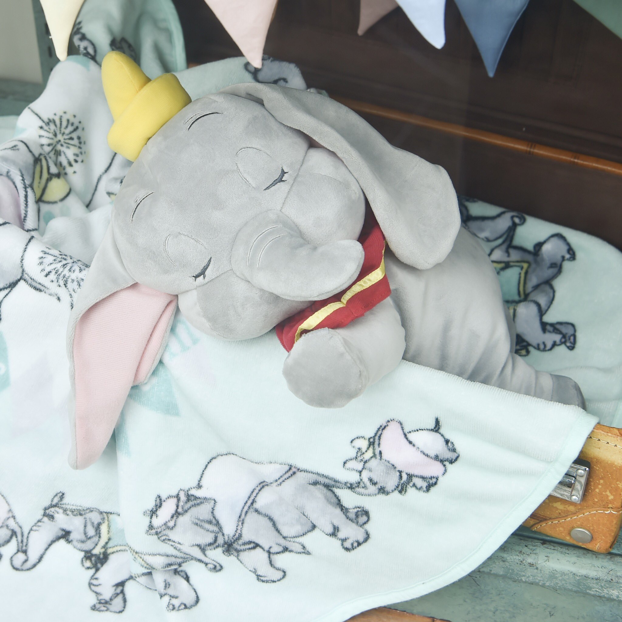 Mezzomikiのディズニーブログ A Twitter Afternoonteaプロデュース 東京ディズニーリゾート ダンボ グッズ かわいいダンボのぬいぐるみネックピロー発売中 T Co 3a58izc0ni Mezzomikiのディズニーブログ A Twitter Afternoonteaプロデュース 東京ディズニーリゾート ダンボ グッズ かわいいダンボのぬいぐるみネックピロー発売中 T Co 3a58izc0ni