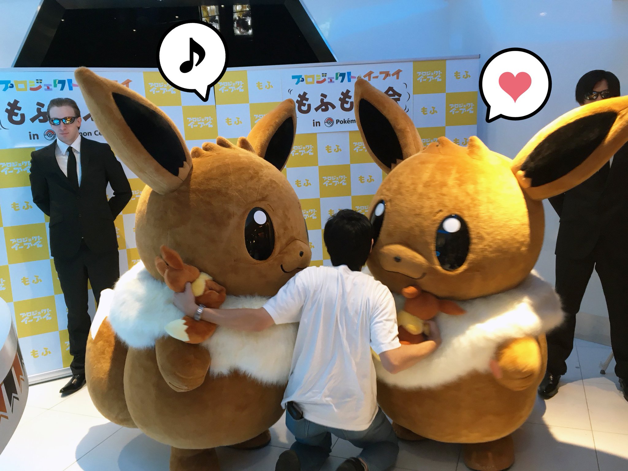 公式 プロジェクトイーブイ 続 明日 明後日は ポケモンセンタートウホク ヨコハマで もふもふ会 実施 イーブイ ２匹に挟まれ もふもふヘブン できる究極イベント もふもふ度も満足度も0 です ご来店お待ちしております 開催日朝の抽選
