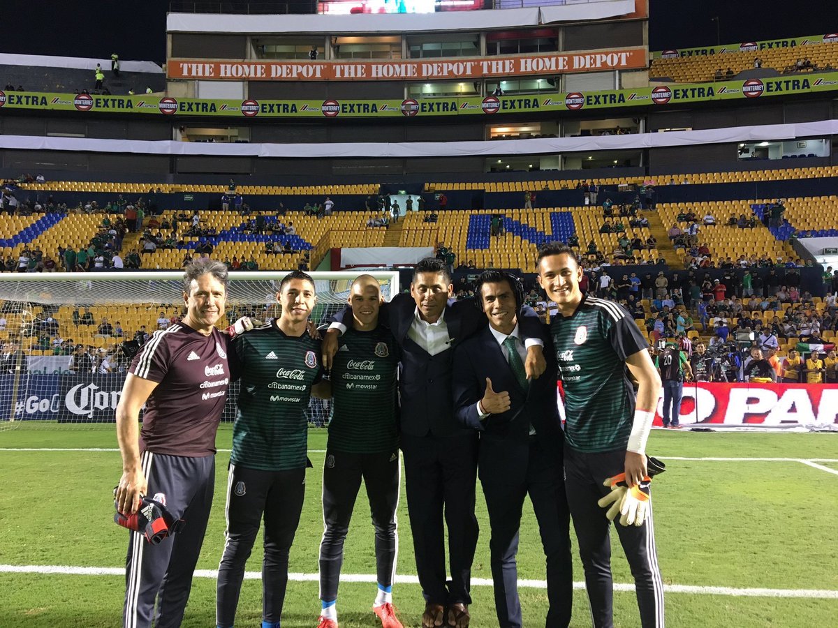 RinatOficial's tweet photo. ¡Qué foto! Pasado, presente y futuro de @miseleccionmx en una sola imagen. https://t.co/rnwMPBkr0a