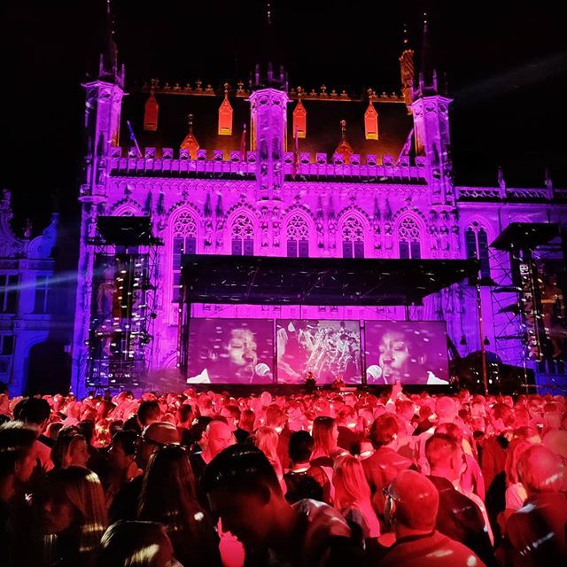 You'd be surprised how this historical place in Bruges transforms to a public dance floor in the night! Belgians really know how to tap their feet

#localmusic #bluesmusic #midnightdanceparty #historicallandmarkparty #colorfullights #discolights #singalo… ift.tt/2QF57UU