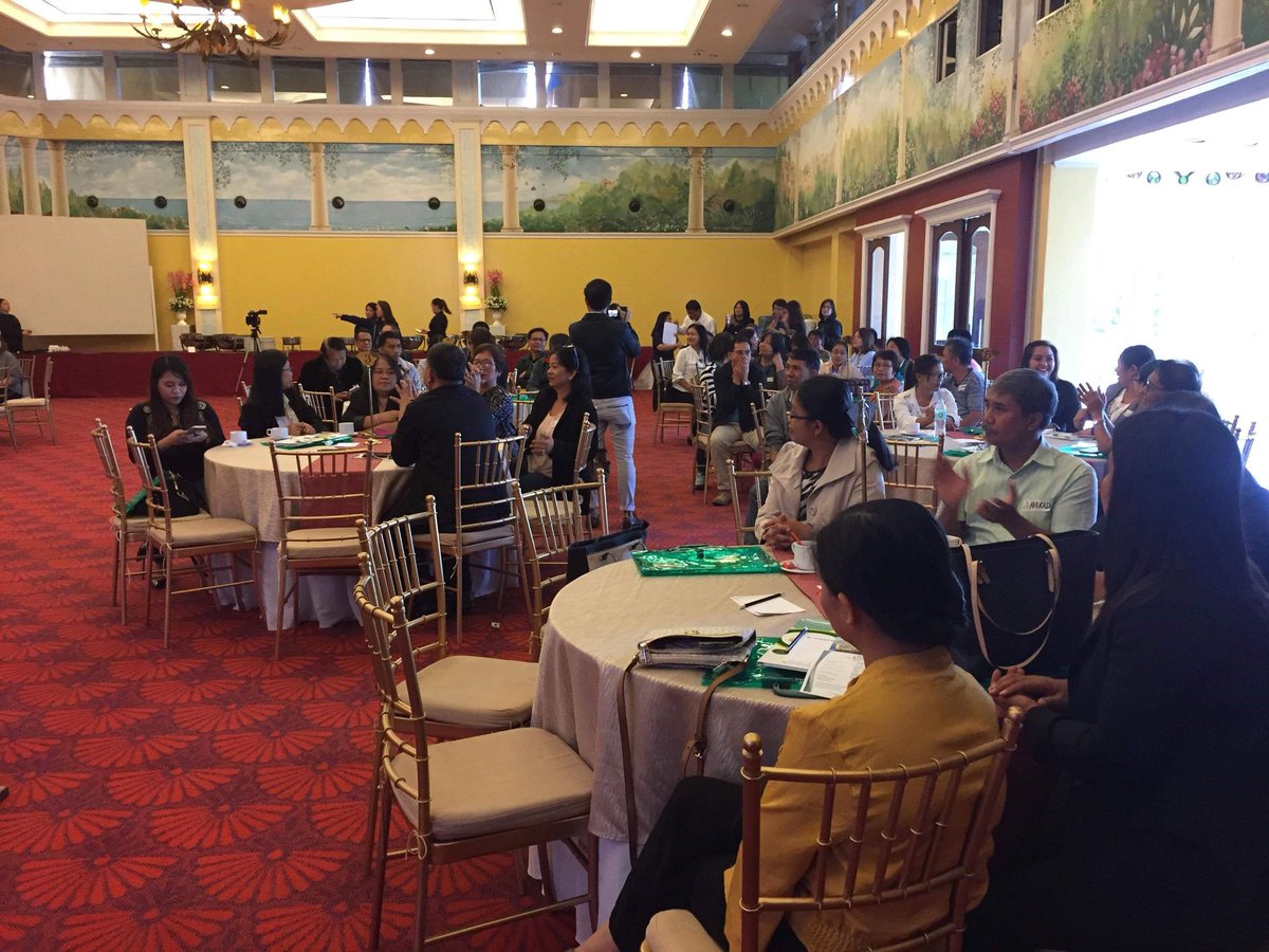 PIA_Cordillera's tweet photo. LBP EVP JoselitoGutierez of the Agri &amp; Devt Lending Sector welcomes all the guests/participants to the LBP Forum for 3rd-6th class LGUs of Regions 1,2 &amp;CAR.He cites that the forum aims to bring LBP's programs and services closer to the people. #EmpoweringCommunities
#landbank https://t.co/PlPjxU0k1j